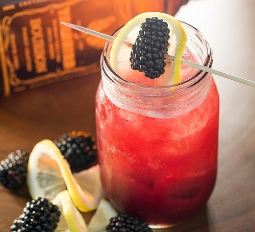 The Bird Blackberry Bourbon Lemonade cocktail di Marina Bay Sands